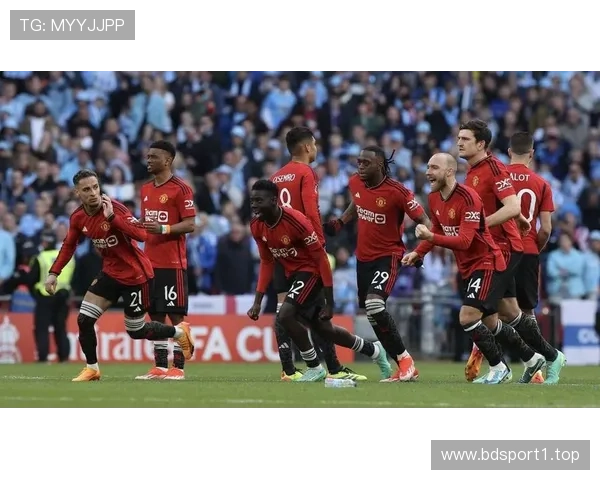 B费肩扛奖杯晒照庆祝全场发挥出色并打入关键点球